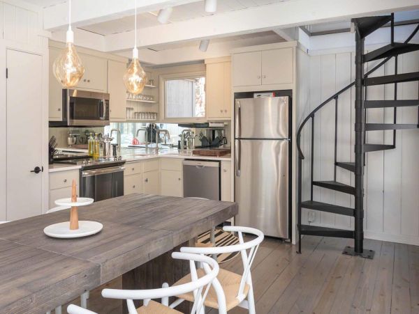Cape Cod Home 994623