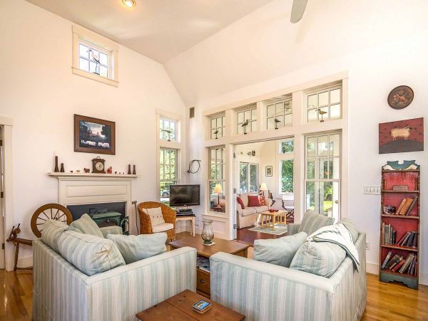 Cape Cod Home 994629