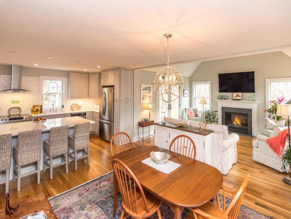 Cape Cod Home 994632