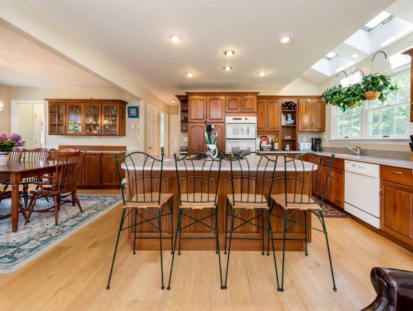 Cape Cod Home 994634