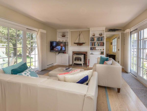 Cape Cod Home 994634