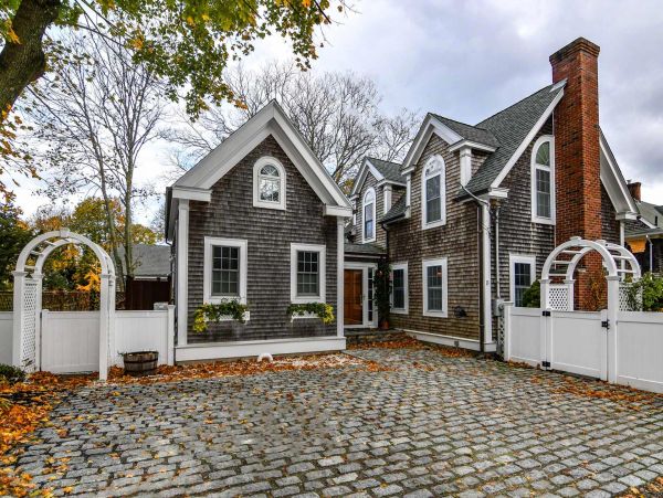 Cape Cod Home 994635