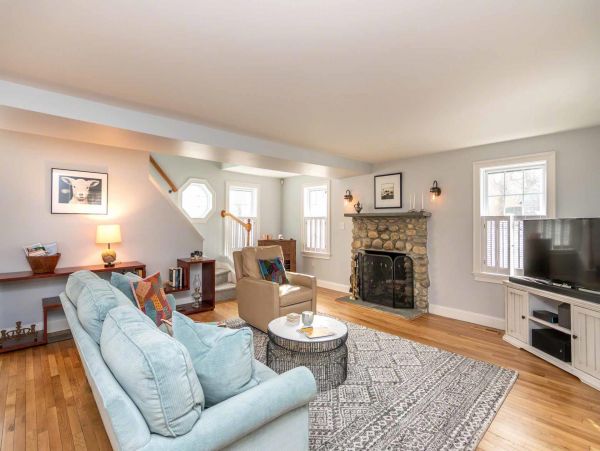 Cape Cod Home 994635