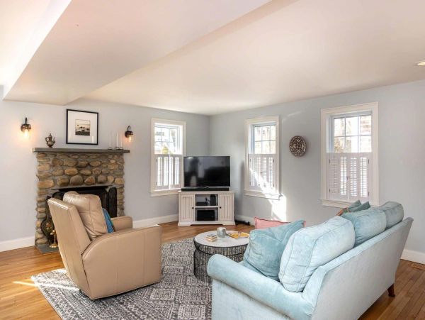 Cape Cod Home 994635