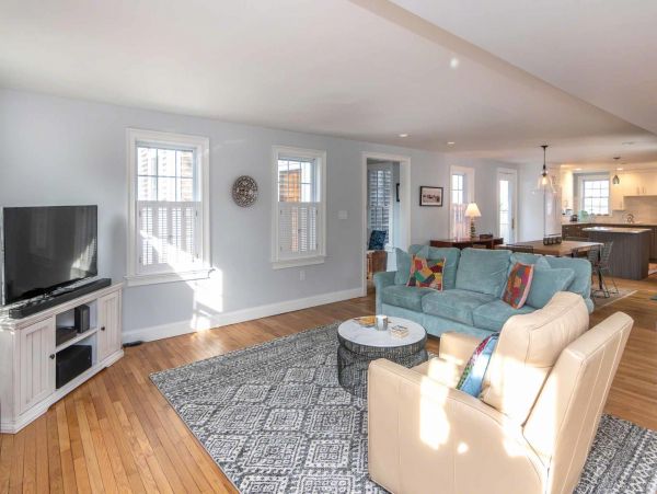 Cape Cod Home 994635