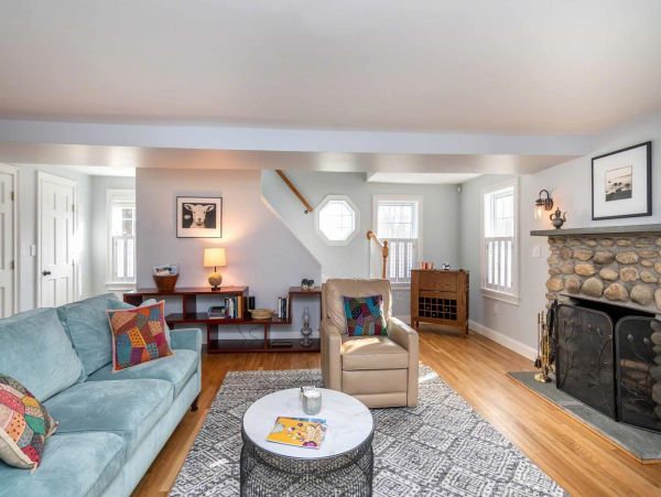Cape Cod Home 994635