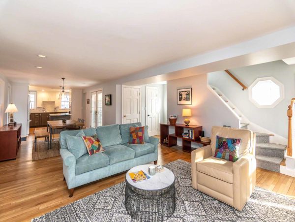 Cape Cod Home 994635