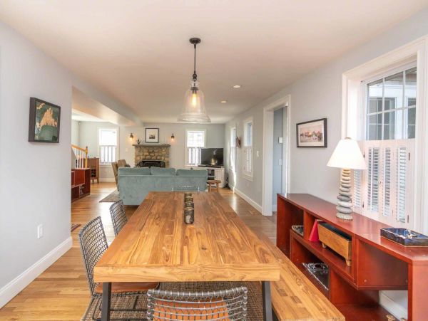 Cape Cod Home 994635
