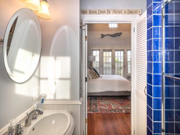 Cape Cod Home 994635