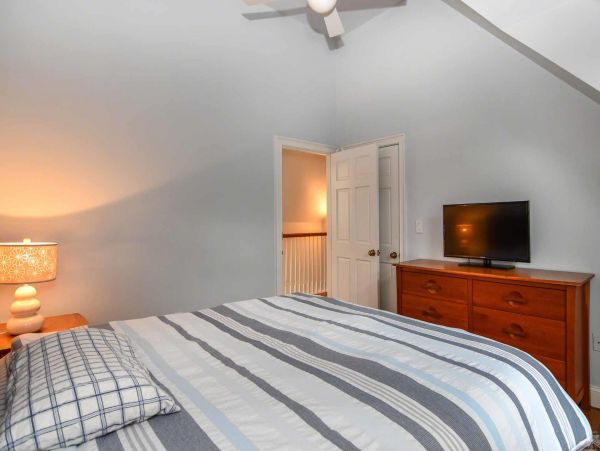 Cape Cod Home 994635