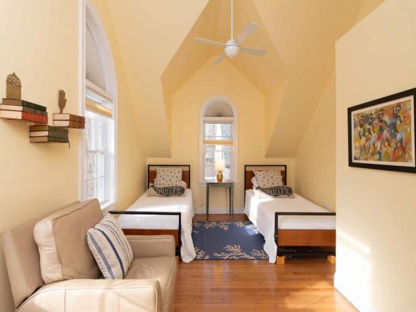 Cape Cod Home 994635