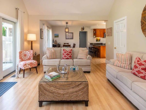 Cape Cod Home 994636