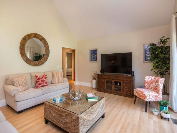 Cape Cod Home 994636