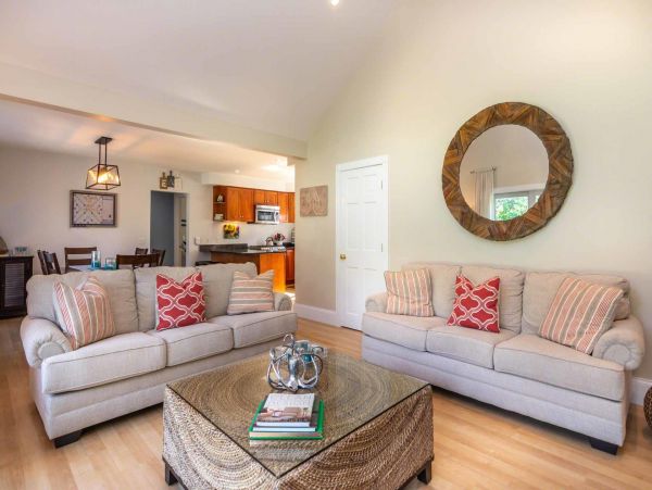 Cape Cod Home 994636