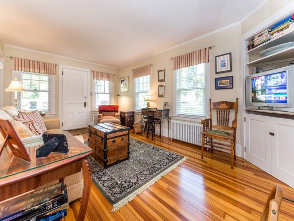 Cape Cod Home 994638