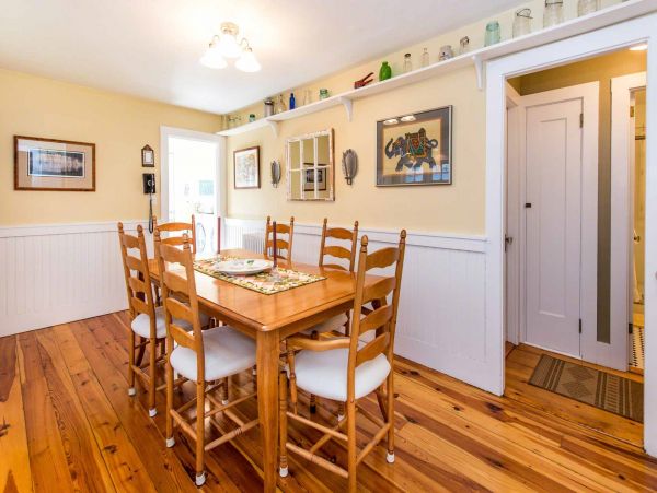 Cape Cod Home 994638