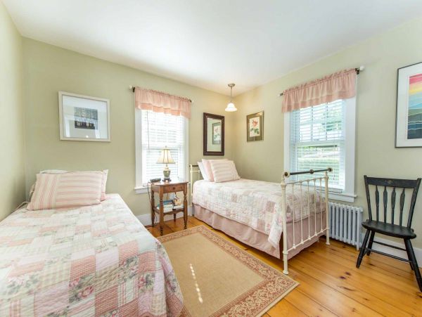 Cape Cod Home 994638