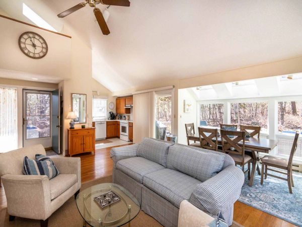 Cape Cod Home 994640