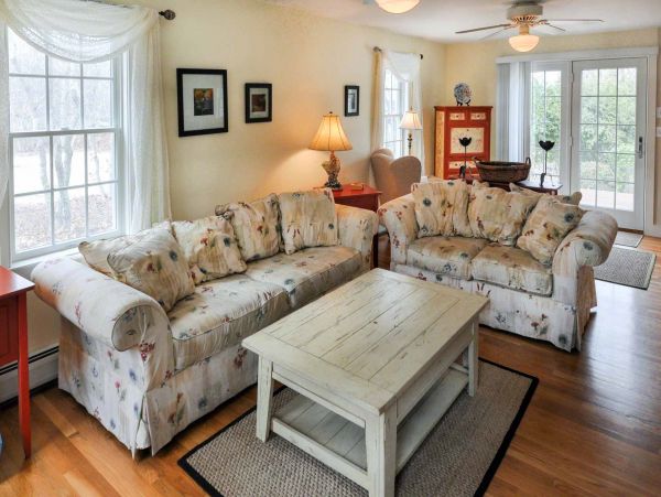 Cape Cod Home 994642