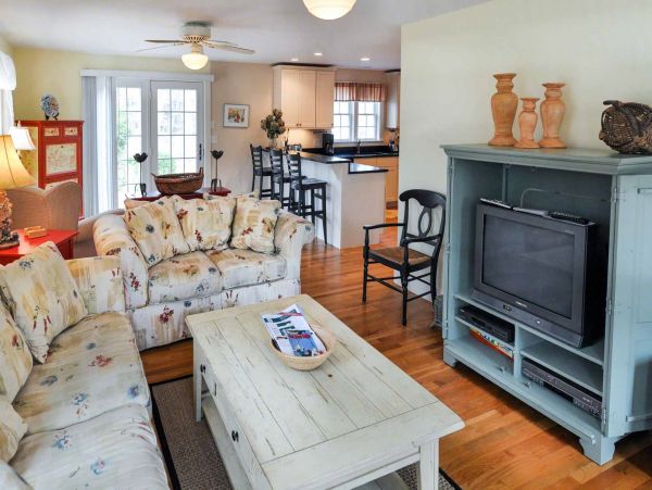 Cape Cod Home 994642