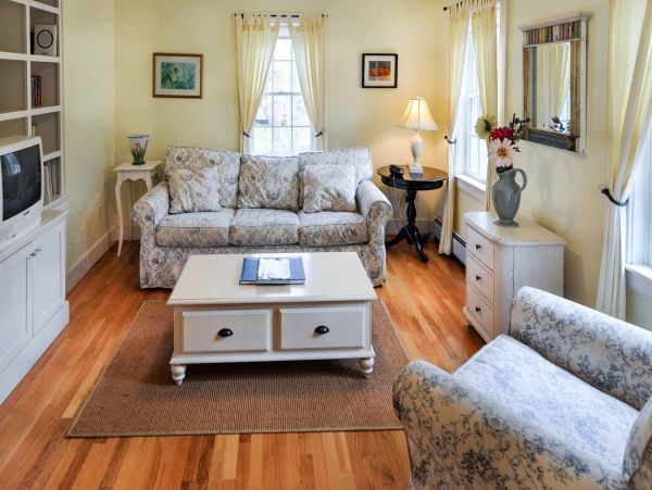 Cape Cod Home 994642