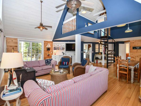 Cape Cod Home 994643