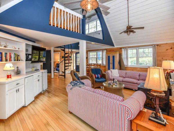 Cape Cod Home 994643