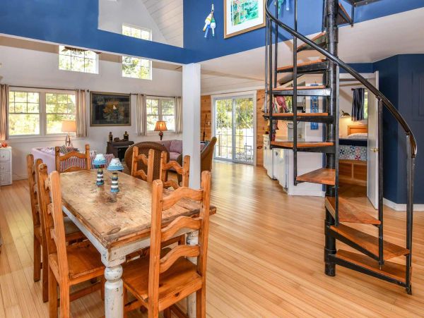 Cape Cod Home 994643
