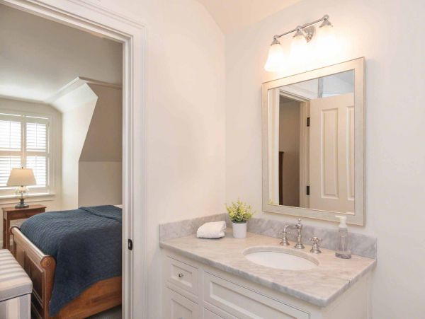 Cape Cod Home 994648