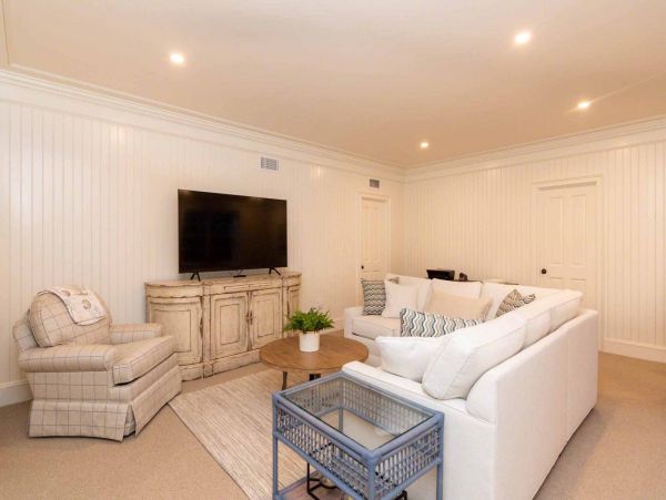 Cape Cod Home 994648