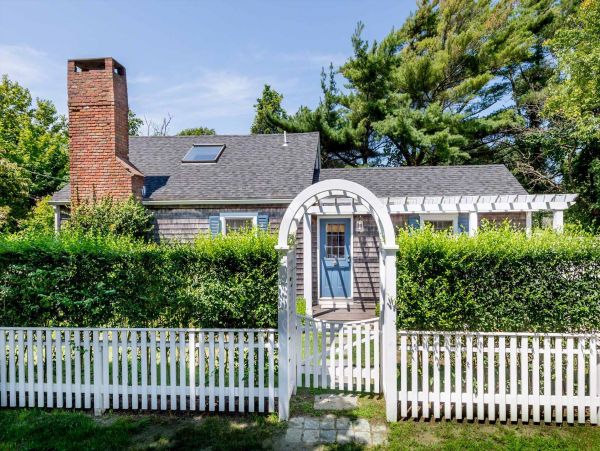 Cape Cod Home 994653