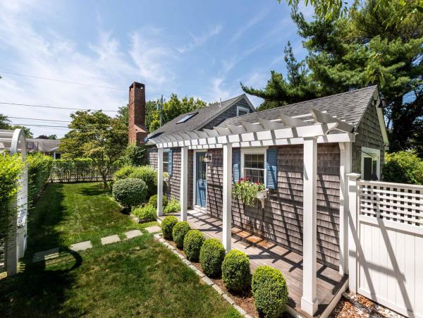 Cape Cod Home 994653