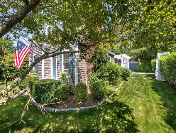 Cape Cod Home 994653