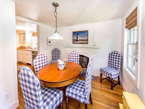 Cape Cod Home 994653