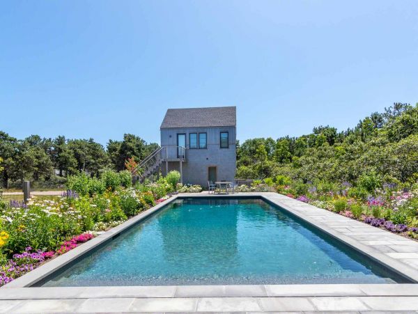 Cape Cod Home 994656