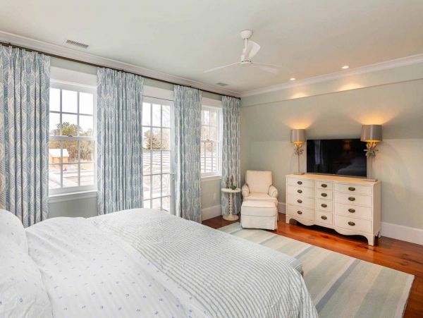 Cape Cod Home 994658