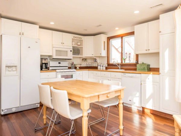 Cape Cod Home 994659