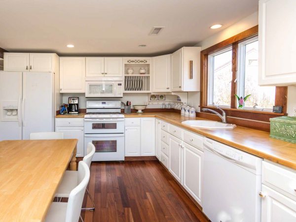 Cape Cod Home 994659