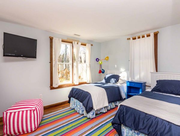 Cape Cod Home 994659