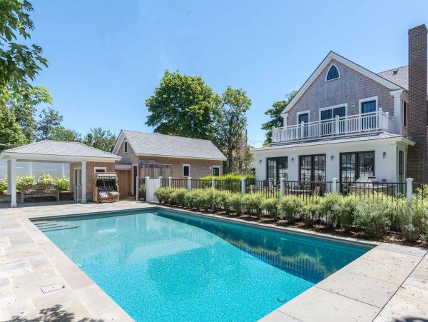 Cape Cod Home 994660