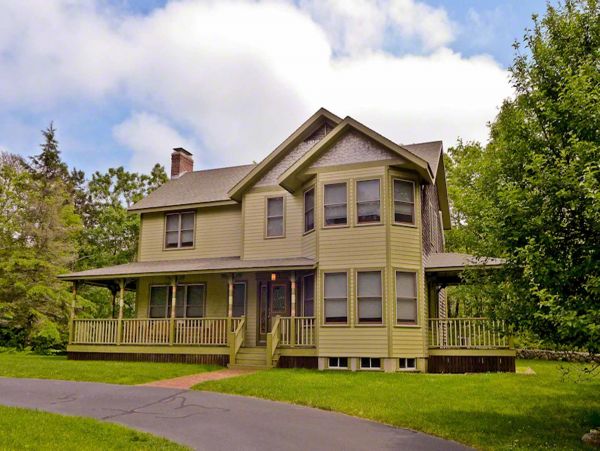 Cape Cod Home 994661