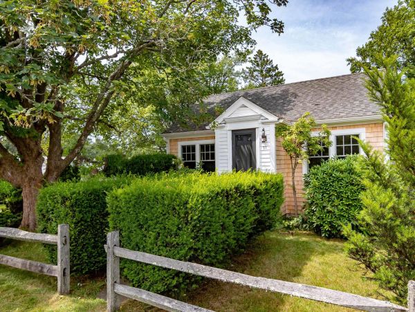 Cape Cod Home 994663