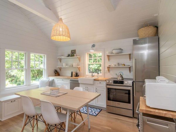 Cape Cod Home 994663