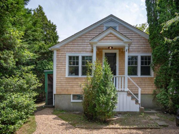 Cape Cod Home 994663