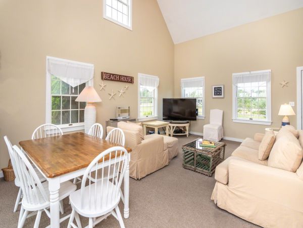 Cape Cod Home 994665