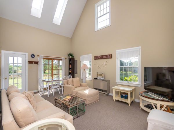 Cape Cod Home 994665