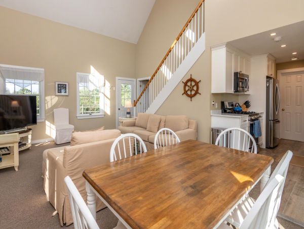 Cape Cod Home 994665