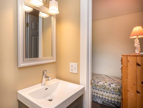 Cape Cod Home 994665