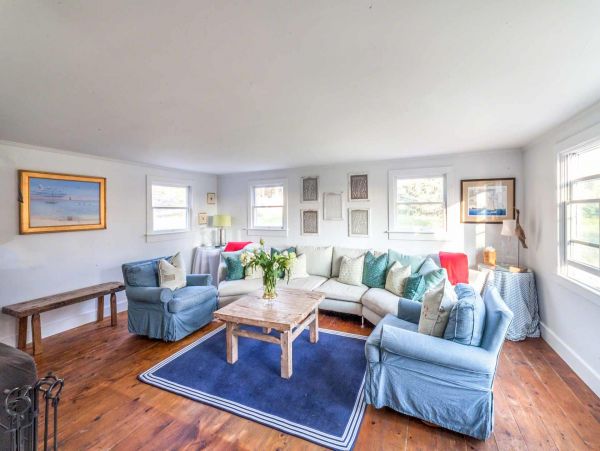Cape Cod Home 994667