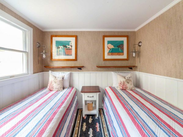 Cape Cod Home 994667